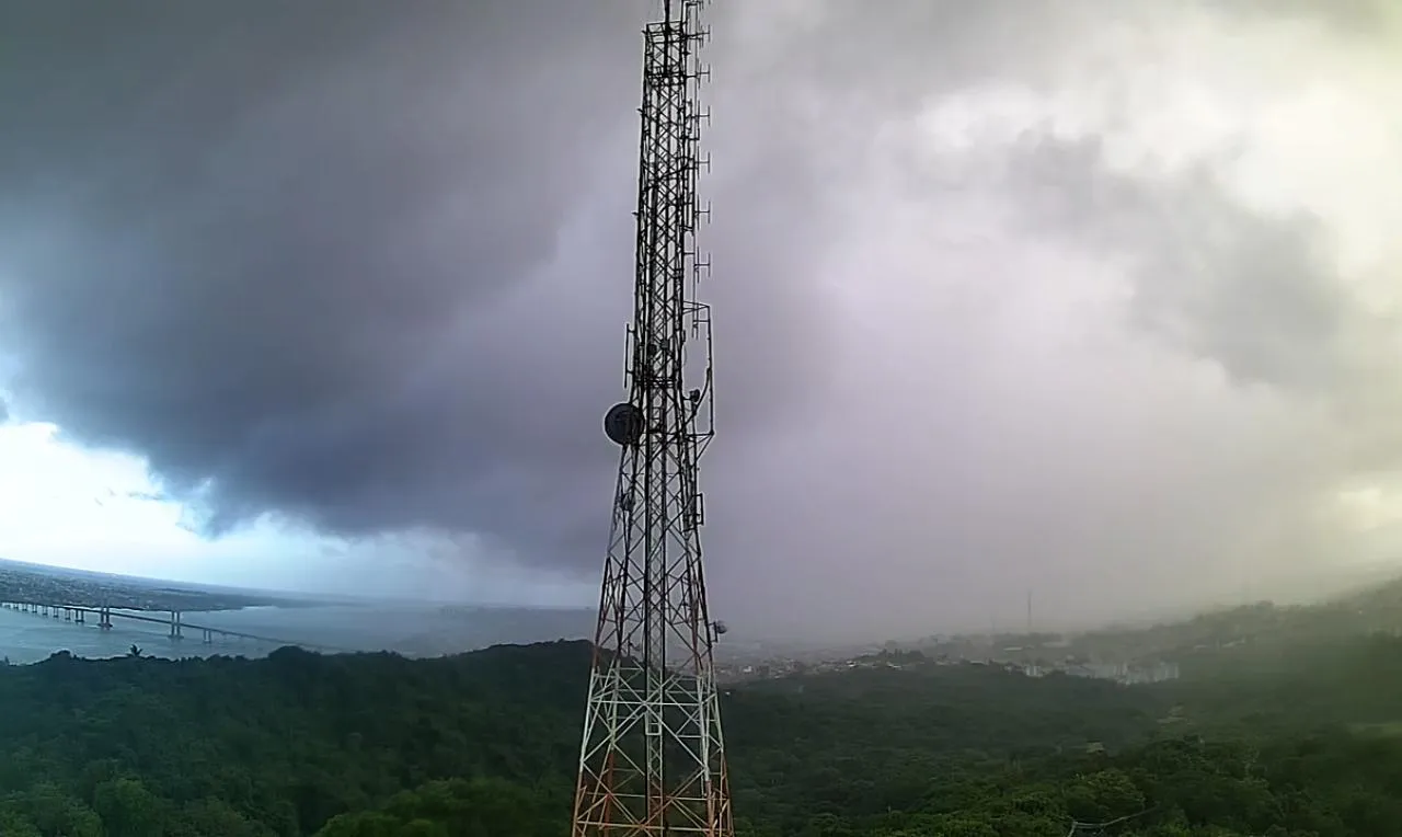 A imagem mostra o avanço de chuva em Aracaju 